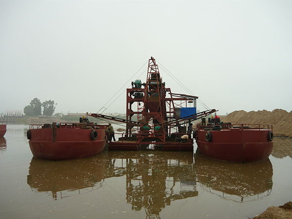 佳木斯200m3挖沙船配運(yùn)輸船.JPG